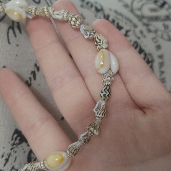 Shell Necklace - Picture 2 of 3